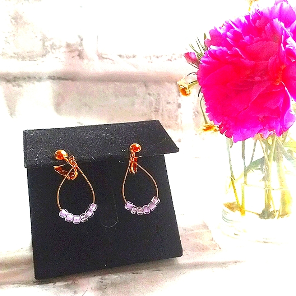 🌁 VINTAGE: GOLD PLATED, SMALL CLAMP HOOPS W/ LILAC GLASS BEADS.